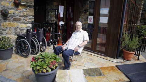 Demetrio en la residencia familiar de A Pontenova en la que vive