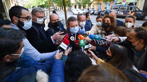 Emiliano García-Page, presidente de Castilla-La Mancha, haciendo declaraciones a los medios a su llegada a la reunión de líderes autonómicos del PSOE