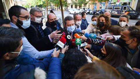 Emiliano Garca-Page, presidente de Castilla-La Mancha, haciendo declaraciones a los medios a su llegada a la reunin de lderes autonmicos del PSOE