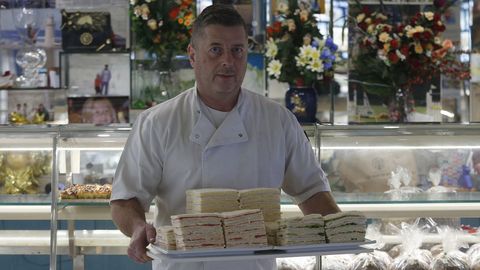 Alejandro Ferrio Rodríguez, propietario de la confitería-pastelería Ferrio de la ronda de Outeiro, en A Coruña