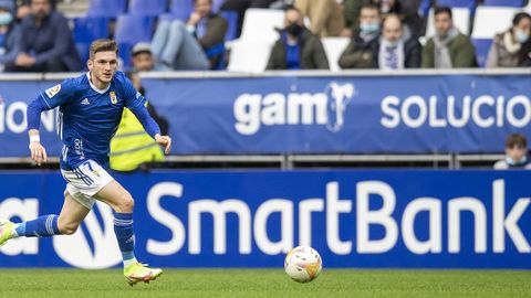 Viti Rozada conduce un balón durante el partido ante el Málaga