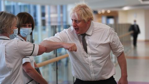Boris Johnson optó por supervisar la vacunación del covid para evitar participar en el debate parlamentario