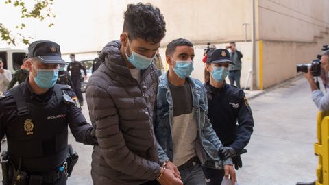 Dos de los magrebíes detenidos que huyeron de un avión que aterrizó de urgencia en Palma de Mallorca por una falsa emergencia médica, en una imagen de archivo.