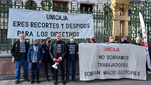 Protesta de los trabajadores de Unicaja en Oviedo. ARCHIVO