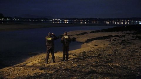 Guardas rurales de la cofradía de Cabo, en una playa boirense en una fotografía de archivo