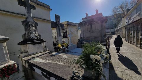 Manuel Piñeiro Pose, su esposa, sus padres y hermanos están enterrados en esta tumba del cementerio de San Amaro, que sus albaceas están encargados de cuidar y mantener