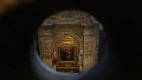 Durante el ascenso a la torre hay pequeñas aberturas para dar luz a la escalera que ofrecen vistas sobre detalles del interior de la catedral