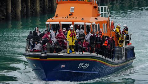 Guardacostas llegan al puerto inglés de Dover con migrantes rescatados, en una imagen de archivo.