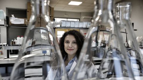 Noelia Cambeiro en uno de los laboratorios de la Facultad de Ciencias del Campus de Ourense