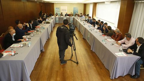 Dirigentes de ocho federaciones de cofradías cerraron este viernes en Viveiro una cumbre a la que asistieron autoridades de Pesca, ISM y Marina Mercante, así como miembros de sociedades de armadores y organizaciones de productores de A Mariña