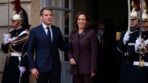 Macron recibe a Kamala Harris en la conferencia sobre libia en Paris.