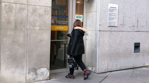 La viuda de Javier Ardines, a su llegada a los juzgados en Oviedo
