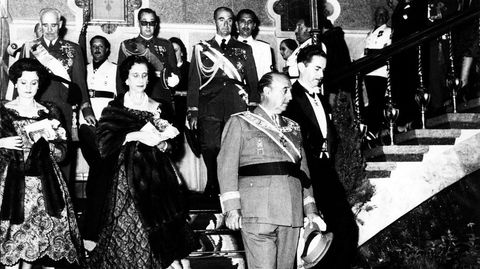 Sergio Peñamaría de Llano, entonces alcalde de A Coruña, con Francisco Franco tras la tradicional cena que ofrecía en su honor durante las vacaciones veraniegas del dictador en Meirás a finales de los años 60
