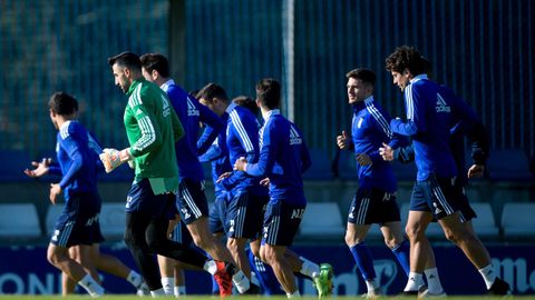 Los futbolistas del Real Oviedo, durante un entrenamiento en El Requexón