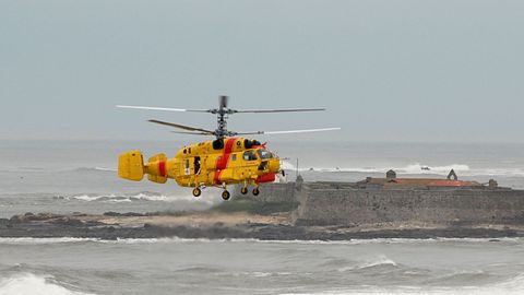 Foto de archivo de un helicóptero en el rastreo de un naufragio en la costa portuguesa
