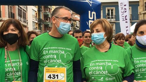 El consejero de Sanidad, Pablo Fernández, con la alcaldesa de Avilés, Mariví Monteserín, en la marcha contra el cáncer