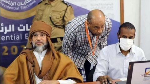Saif al Islam, con barba y la vetimenta tradicional libia, en el momento de registrarse como candidato en la ciudad de Sebha