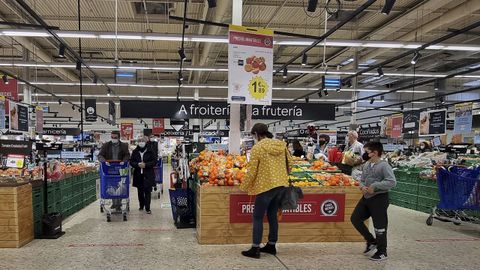 Que la cesta de la compra se está encareciendo lo comprueban a diario clientes de supermercados y plazas de abastos