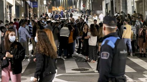 En una imagen de archivo, la Policía Local de Santiago controlando la movida nocturna
