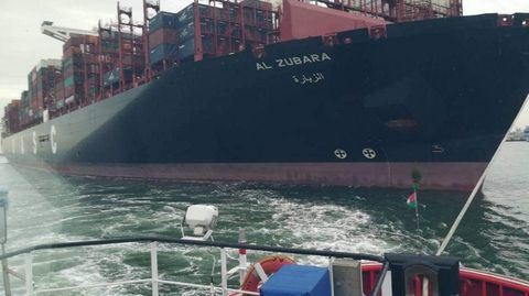 Imagen muy reciente de una maniobra en el puerto de Róterdam, el mayor de Europa.