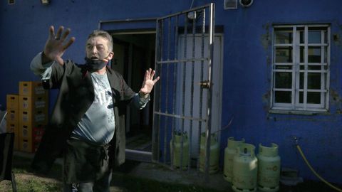 Armando Cadaval, toda una institución en la hostelería de Carreira, muestra la zona por la que accedieron los cacos a su bar.