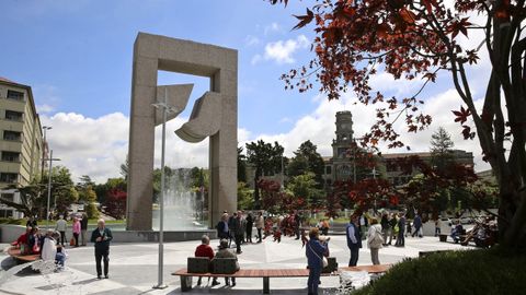 Plaza de América, con la Porta do Atlántico en el centro y el Instituto Santa Irene al fondo.