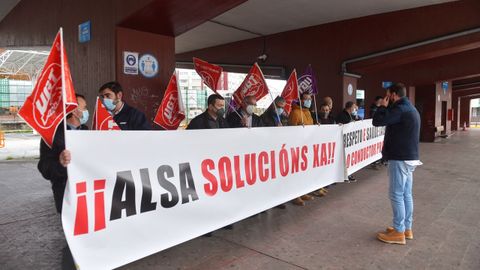 Concentración de los trabajadores de Compostelana S.A., del grupo Alsa, en la estación de autobuses de A Coruña