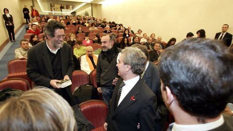 Darío Xohán Cabana e o poeta e entón ministro de Cultura César Antonio Molina nun acto na Diputación de Lugo