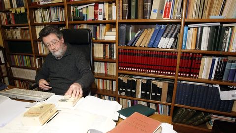 Darío Xohán Cabana no seu estudo, rodeado de libros