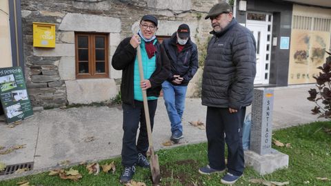 Norman Sinclair plantando una rosa en la Asociación de Amigos na Comarca de Sarria, junto con el presidente Jorge López