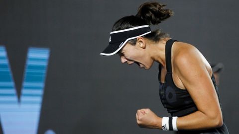 Garbiñe Muguruza celebra la victoria en la final del Akron WTA