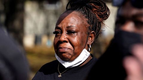 LeAnnesya Jones llora de alegría después de que el gobernador de Oklahoma, Kevin Stitt, concediera el indulto a su sobrino Julius Jones.