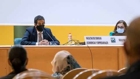 El delegado del Frente Polisario para España, Abdulah Arabi, explicando en la facultad de Derecho de Cantabria el alcance jurídico y político de la  sentencia del Tribunal General de la UE, que anula los acuerdos comerciales entre Marruecos y Europa