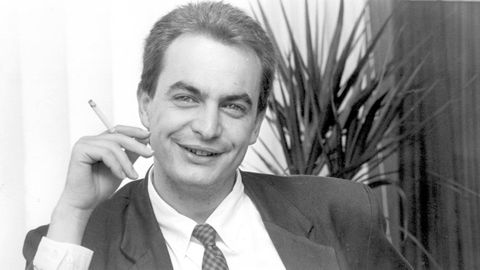 José Luis Rodríguez Zapatero, gran impulsor de las leyes antitabaco en España durante su presidencia del Gobierno, fumando un pitillo. ¡Quién le iba a decir todo lo que su norma contribuyó a luchar contra este hábito!