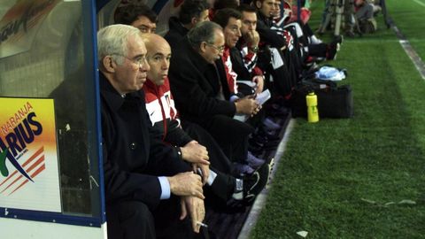 Ahí tienen a Luis Aragonés fumándose un cigarro en el banquillo durante un partido en el año 2002. Por fortuna, esta imagen es inconcebible en la actualidad.