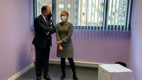 Rector, Ignacio Villaverde, y la directora del Área de Igualdad, Paz Menéndez Sebastián, en una de las salas de lactancia inauguradas