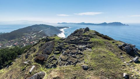 Castro del Facho, en Donón, Cangas, con las Cíes al fondo