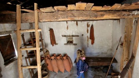 Recreación del interior de una casa castreña. Se puede visitar en el yacimiento del castro de Vigo