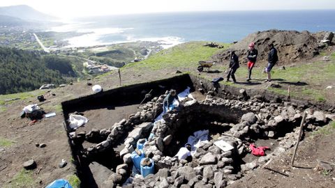 Foto de archivo de las excavaciones arqueológicas realizadas en el castro de A Cabeciña, en Santa María de Oia