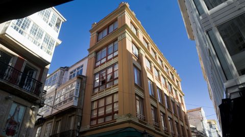 Eduardo Rodrguez-Losada, uno de los arquitectos ms conservadores y demandados de la dcada, firma en 1926 en San Nicols 2 el primer edificio de oficinas de A Corua, reformado aos ms tarde para albergar viviendas.