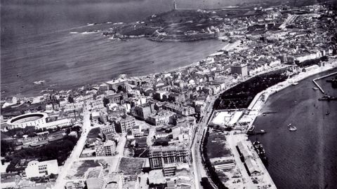 Vista aérea de A Coruña en 1929. El desarrollo del Ensache, muy avanzado en la parte baja de Juan Flórez, aún no había llegado a Riazor.
