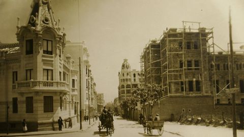 Perspectiva de la calle Ferrol desde Juan Flórez en 1929. Al fondo, la Casa Cortés, proyectada por Eduardo Rodríguez Losada en 1918. A la izquierda, la Casa Escudero (1913-1916), del mismo arquitecto, y a la derecha, el Palacio de Justicia en construcción.