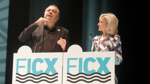 Los periodistas Pepe Colubi y Sonia Avellaneda durante la gala inaugural del Festival Internacional de Cine de Gijón de 2021