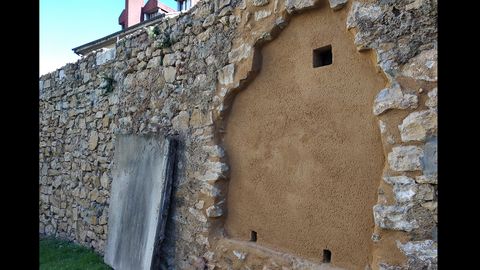 Un hueco que fue abierto en la muralla medieval de Oviedo en el recinto de la Casa Sacerdotal. El equipo de restauración lo ha cegado para consolidar la estructura, que corría riesgo de derrumbamiento