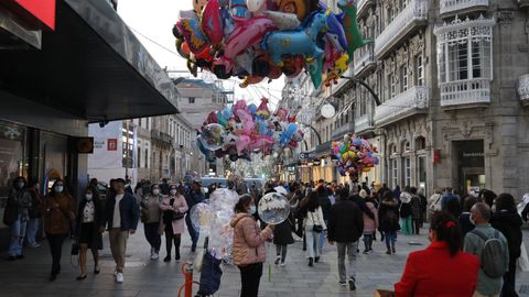 El ambiente era festivo en las calles de Vigo durante todo el día.