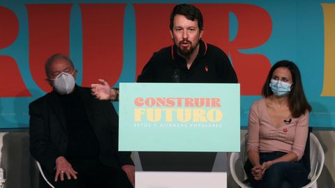 El expresidente brasileño Lula da Silva y la ministra de Derechos Sociales, Ione Belarra, escuchan al exvicepresidente segundo del Gobierno Pablo Iglesias en el evento «Construir futuro: retos y alianzas populares», celebrado en Madrid este sábado