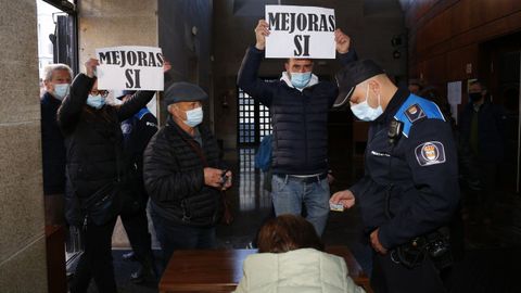Las personas que accedían el lunes al pleno del Concello de Pontevedra tuvieron que identificarse al entrar al Teatro Principal