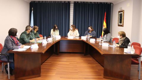 La concejala de Igualdade de Lousame, Silvia Agrafojo, presidió hace unos días una reunión de la mesa local de coordinación frente a la violencia machista, en la que participaron María Isabel Álvarez, jefa de la unidad contra la violencia sobre la mujer de la Subdelegación del Gobierno; Nerea Fernández, del Colexio de Traballo Social de Galicia; representantes de la Guardia Civil de Noia y técnicas municipales.