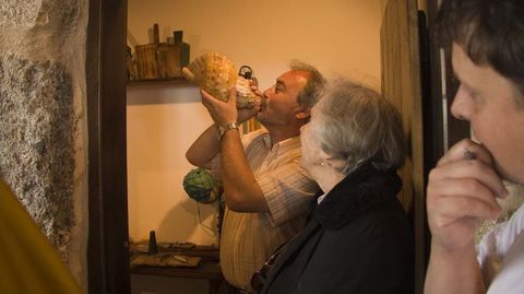 Elena Poniatowska, escritura, durante su visita al Museo da Pesca, con Alexandre Nerium