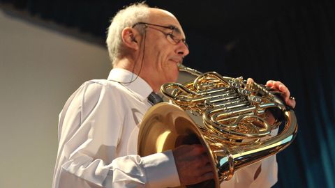José Luis Pulpeiro aprendió a tocar la trompa y ahora forma parte de la banda de música de Ribadeo.